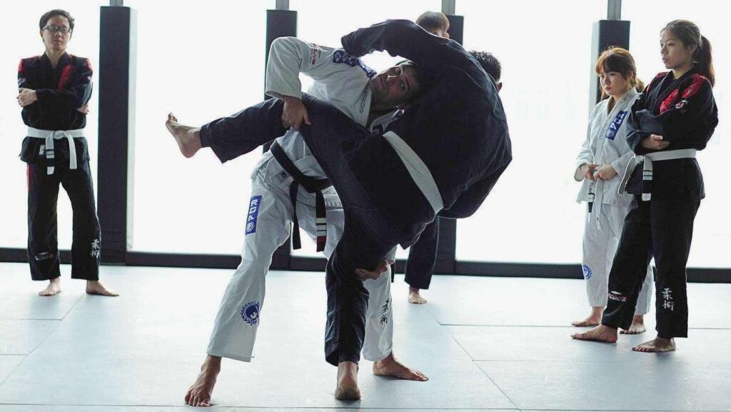 8 лучших тейкдаунов и бросков BJJ: руководство для начинающих