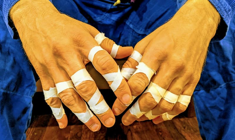 6 лучших тейпов для пальцев для BJJ и как их использовать